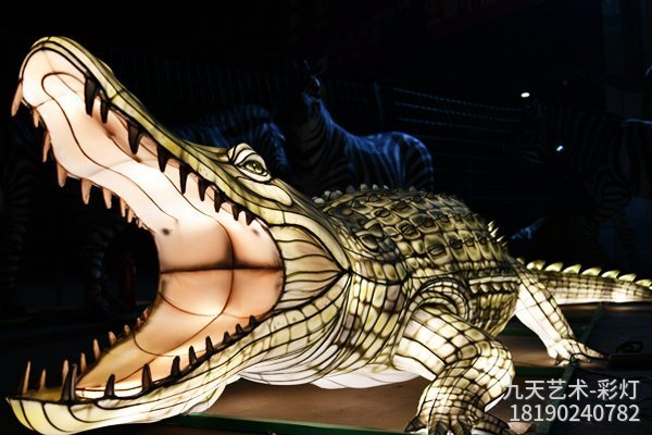超写实鳄鱼造型彩灯